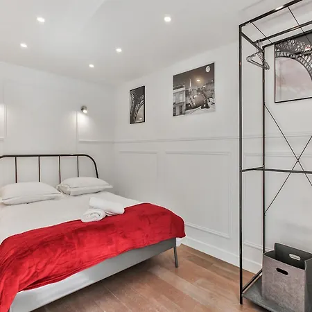 40-flat Eiffel Párizs