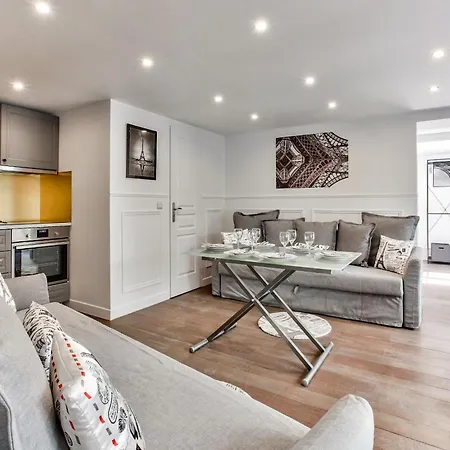 40-flat Eiffel Apartman *