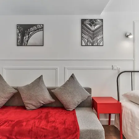 40-flat Eiffel Apartment *